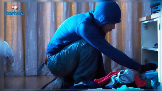 كانا يغطّان في النوم: يتسلّل الى غرفة زوجين ويسلبهما هواتف جوالة وأموالا