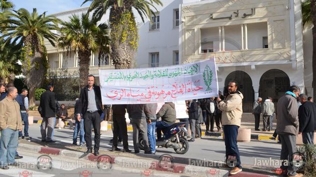 المنستير : وقفة احتجاجية للفلاحين امام مقر الولاية