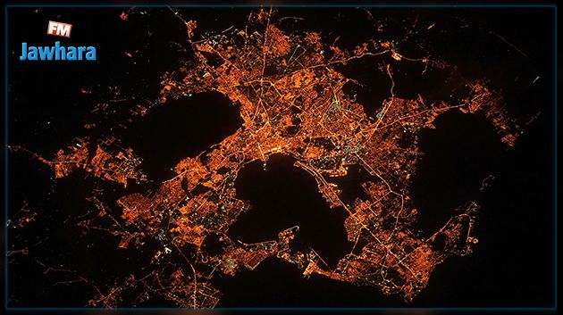 آلاف التونسيين ينهالون بالتعليقات على رائد فضاء فرنسي بسبب حيرته من لون برتقالي في تونس 