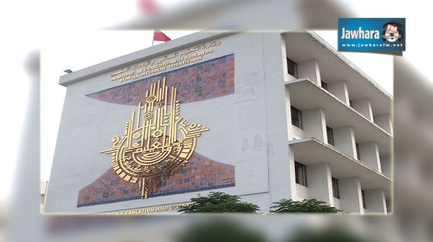  طلبة يهدّدون بالانتحار  من داخل مكتب وزير التعليم العالي 