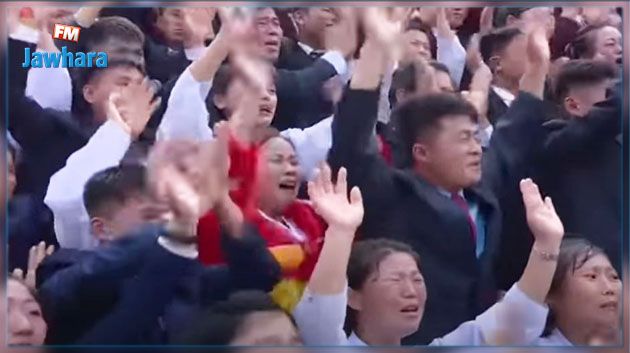 شباب كوريا الشمالية يرحبون بزعيمهم.. بالرقص و البكاء (فيديو)
