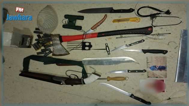 سيدي بوعلي: حجز بندقية صيد معدّلة وأسلحة بيضاء لدى مجرم خطير