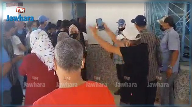في مركز تلقيح بالقيروان: اكتظاظ.. فوضى.. وتوقف عملية التسجيل