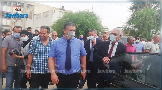 وزير التربية يؤدي زيارة الى المدرسة الاعدادية النموذجية بجندوبة اثر احتجاج الأهالي (صور)