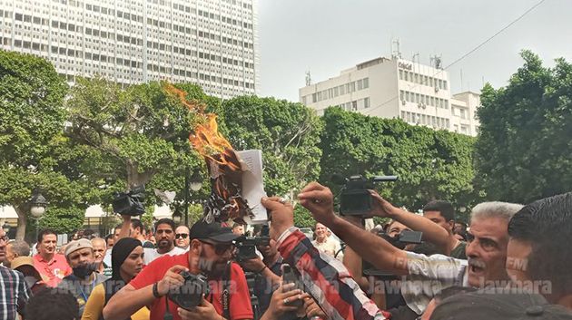 حرق دستور 2014 من طرف انصار قيس سعيد ‎‎