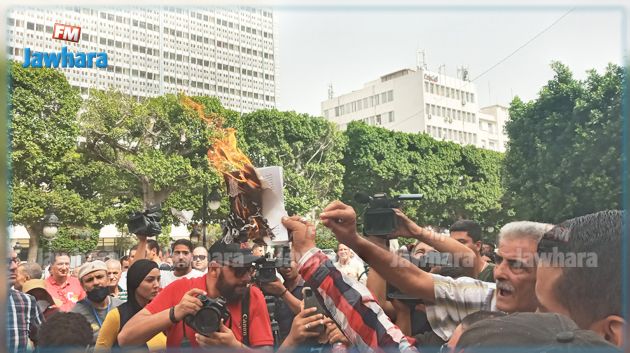 شارع بورقيبة : إضرام النار في الدستور