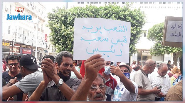 انصار سعيد يتجمّعون بالعاصمة قبالة الرافضين لقرارات الرئيس