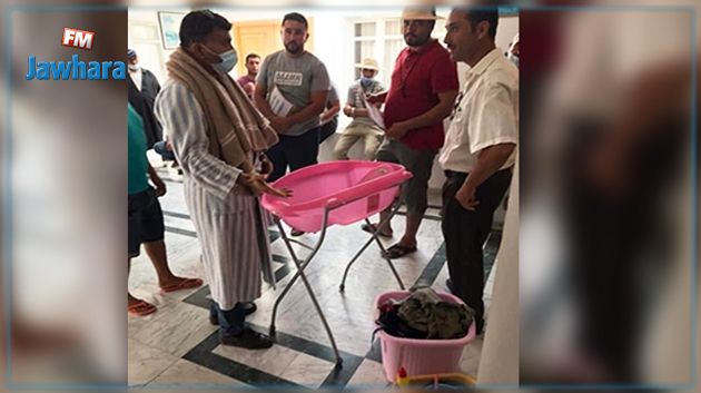 تونسي يحتج على انقطاع الماء بطريقة خاصة جدا