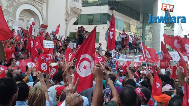 مسيرة أنصار الرئيس سعيّد في شارع الحبيب بورقيبة بالعاصمة