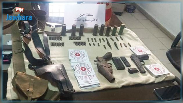 حجز أسلحة وزيّ أمني خلال تنفيذ 