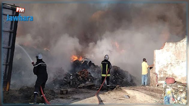 جبل الوسط: تواصل حريق مصنع