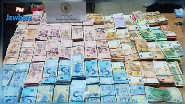 الديوانة تحجز مبالغ من العملة الأجنبية بقيمة 457 ألف دينار