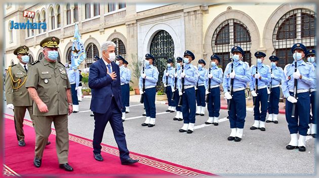 وزير الدفاع الجديد يباشر مهامه (صور)