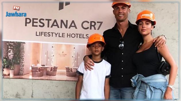 يسافر رفقة زوجته ومجموعة من مشاهير العالم: كريستيانو رونالدو يفتتح فندقه الجديد في دولة عربية