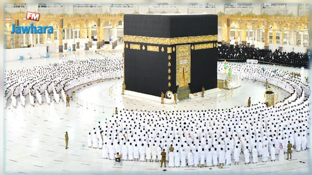 بصفوف متراصة.. أوّل صلاة دون تباعد في المسجد الحرام