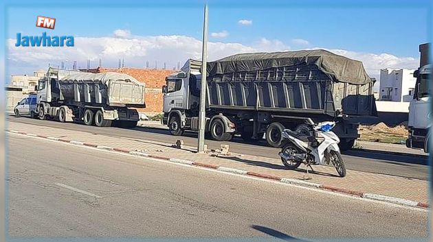احتجاز شاحنات محملة بالفسفاط قادمة من قفصة من طرف عمال منجم الفسفاط بالمكناسي