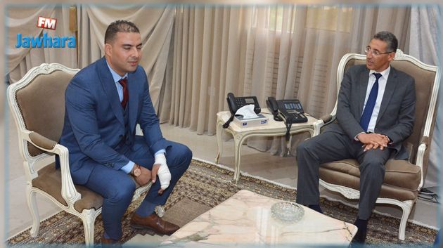 وزير الداخلية يستقبل عون أمن تعرض لطلق ناري أدى إلى بتر إصبعه