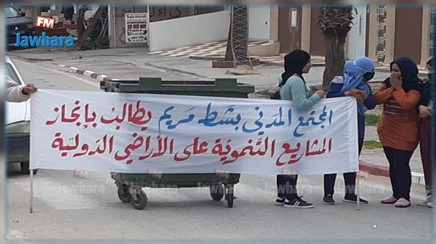 شط مريم: الأهالي يحتجون ويغلقون الطريق للمطالبة بتفعيل المشاريع التنموية