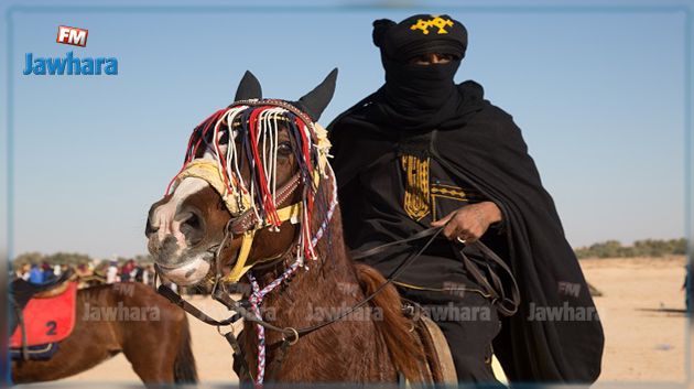 بعد تأثره الشديد بفقدان حِصانه أثناء السباق: مواطن يهدي الفارس جوادا عربيا (فيديو)
