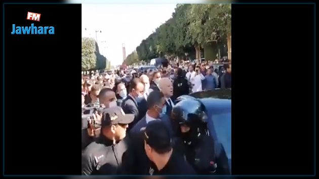 قيس سعيّد يقوم بجولة في شارع الحبيب بورقيبة.. ويمرّ على مقهى 