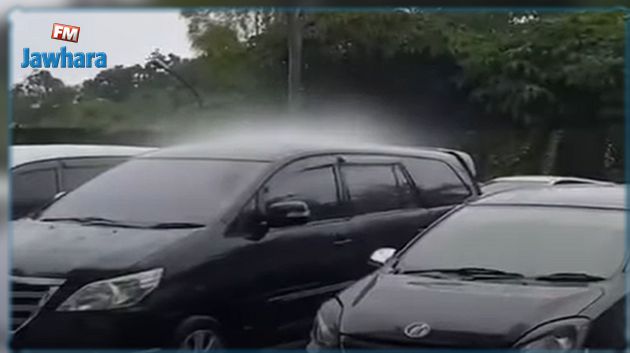 في ظاهرة غريبة: تساقط الأمطار على سيارة واحدة بين عشرات السيارات الرابضة  (فيديو) 