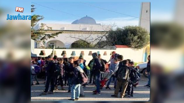 أولياء يمنعون أبناءهم من الالتحاق بمدرستهم