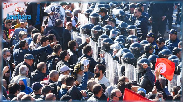 وزارة الداخلية: ضبط أسلحة بيضاء لدى أشخاص وسط المتظاهرين