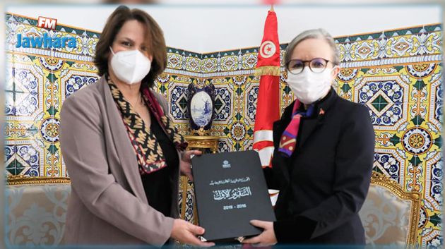 رئيسة الحكومة تتسلم التقرير الأول لعمل اللجنة الوطنية لمكافحة الارهاب