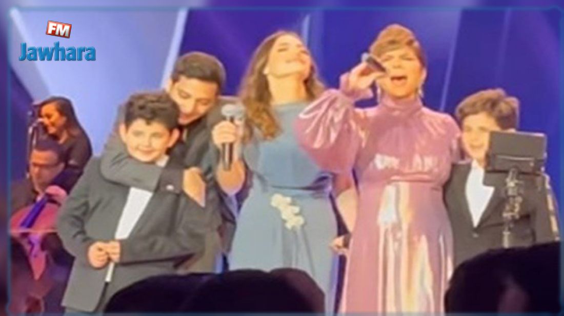 أصالة تغني مع أبنائها الأربعة على المسرح (فيديو)