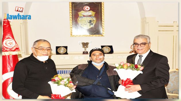 وزير التربية يكرم مدير المصحة التي عالجت الأستاذ الصحبي بن سلامة