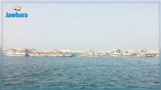 بحارة قابس يواصلون غلق مدخل الميناء التجاري في غنّوش بمراكبهم