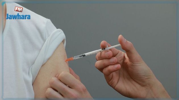 للحصول على شهادة لقاح دون تطعيم: رجل يستخدم ذراع سيليكون مزيف بدلا من يده