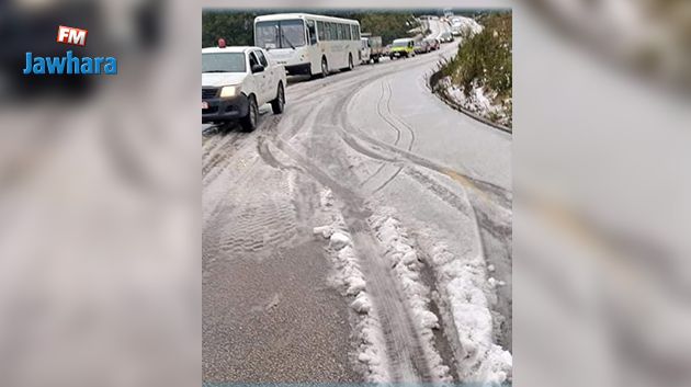 تساقط كمية من الثلوج على مرتفعات عين دراهم (صور)