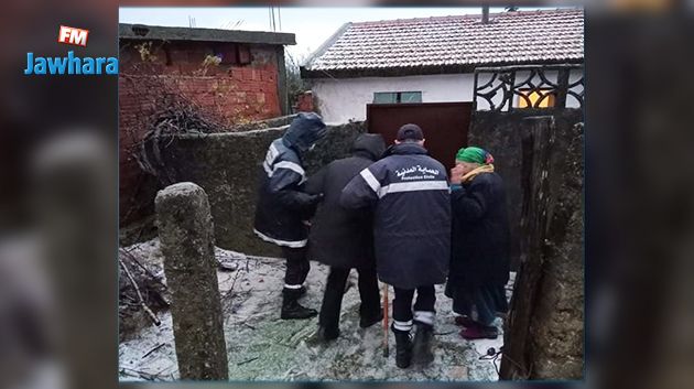 حاصرته الثلوج: الحماية المدنية تتدخّل لتمكين مواطن من عملية تصفية الدم 