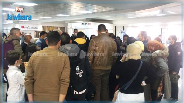 فوضى في مطار تونس قرطاج بسبب تأخر رحلة لأكثر من 6 ساعات