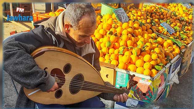 سوق الخضر ببنزرت: رجل يُطرب المسامع بالعزف على آلة العود (فيديو)
