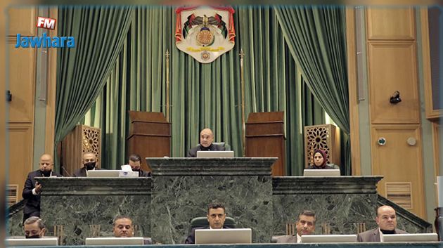 بسبب كلمة: فوضى عارمة وعراك بالأيدي داخل مجلس النواب الأردني (فيديو)