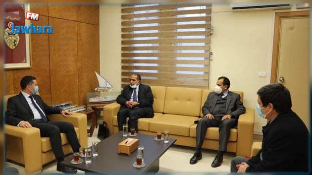 وزير النّقل يدعو إلى تدعيم الربط الجوي بين جنوبي تونس والجزائر