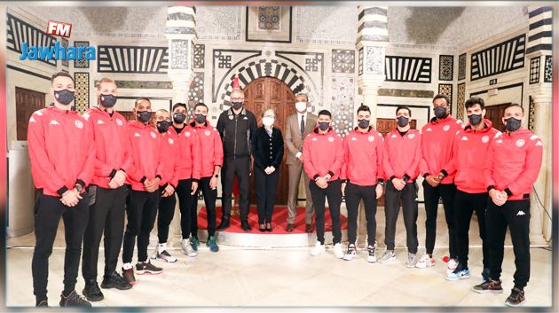 رئيسة الحكومة تستقبل المنتخب الوطني لكرة القدم