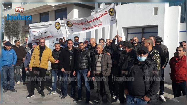 وقفة إحتجاجية لسواق التّاكسي أمام مقر 