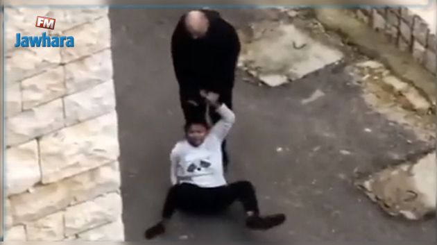 في فيديو صادم: لبناني يعتدي بالعنف الشديد على معينة منزلية