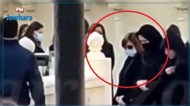 بالفيديو: إلهام شاهين تثير ضجة بظهورها دون حجاب في صلاة جنازة مها أبو عوف