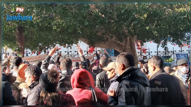 الأساتذة النواب يحتجّون أمام مقر وزارة التربية