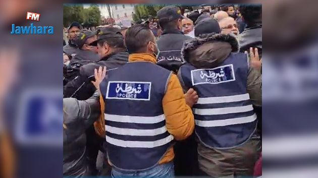 مناوشات بين الأمن والمحتجين في شارع الحبيب بورقيبة (فيديو)