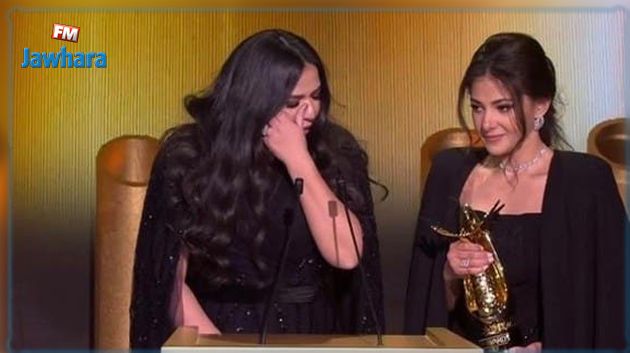 في لقطة مؤثرة: بكاء دنيا وإيمي سمير غانم أثناء تكريم والديْهما خلال حفل Joy Awards (فيديو)
