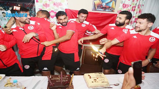 لاعبو المنتخب يحتفلون بعيد ميلاد أسامة الحدادي وأيمن دحمان 