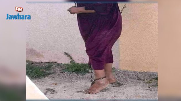 صورة صادمة لمسنة مقيدة بالسلاسل !! 