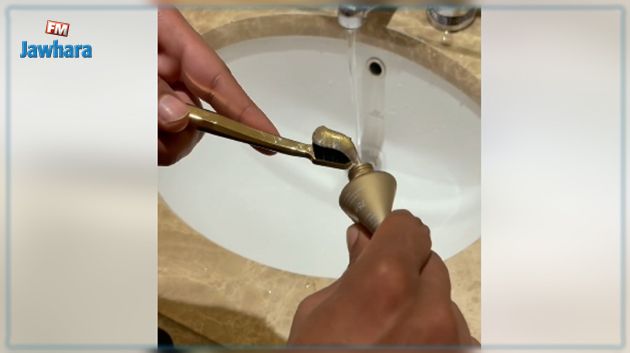 محمد رمضان يستخدم معجون أسنان من الذهب عيار 24 (فيديو)