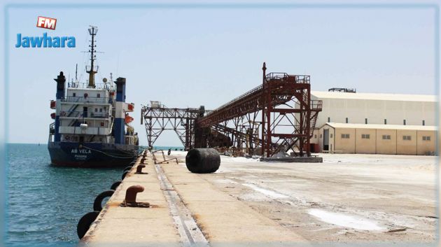 بعد شهر من الانتظار.. انطلاق عملية تفريغ شحنة شعير من باخرة بميناء جرجيس