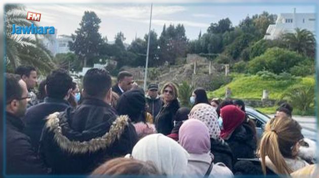 موظفو هيئة مكافحة الفساد يعتصمون قرب القصر الرّئاسي 